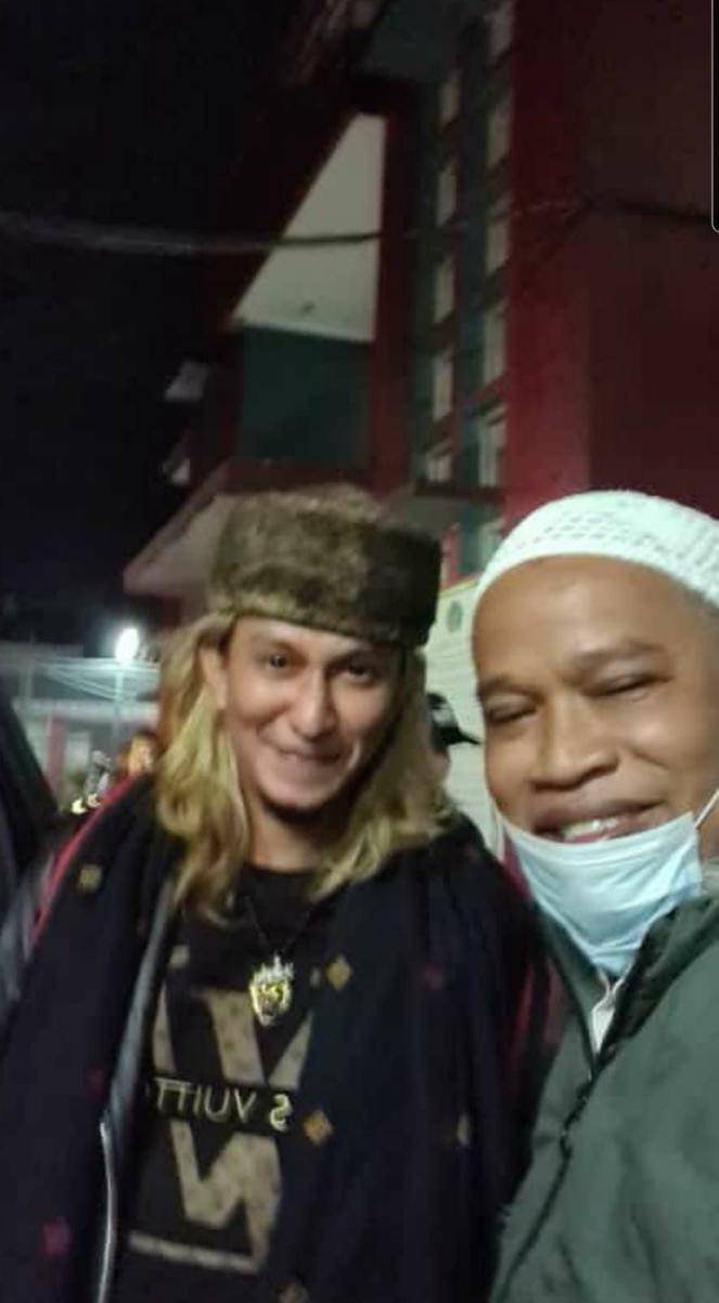Habib Bahar bin Smith (kiri) ketika keluar dari Lapas Gunung Sindur, Bogor dan dijemput oleh tim advokasi (kanan) (Dokumentasi Istimewa)