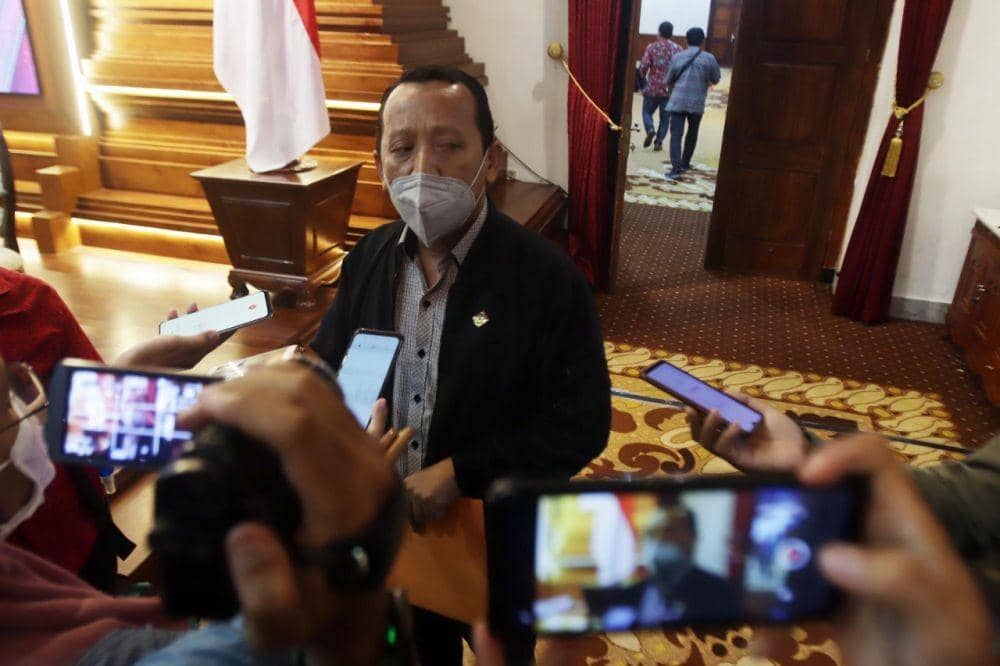 Ketua Serikat Pekerja Seluruh Indonesia (SPSI) Jawa Timur (Jatim), Ahmad Fauzi memberikan keterangan pers di Gedung Negara Grahadi, Jalan Gubernur Suryo, Surabaya, Minggu (21/11/2021). Dok. Istimewa.