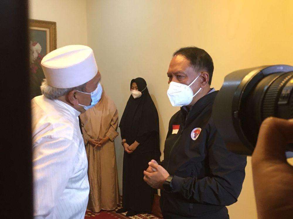 Menteri Pemuda dan Olahraga, Zainudin Amali, saat takziah ke kediaman Verawaty Fajrin (IDN Times / Irfan Faturrohman)