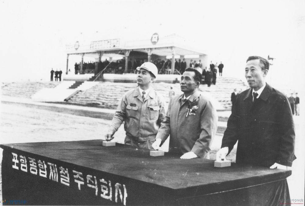 Presiden Pohang Steel Park Tae Joon (kiri), Park Chung Hee (tengah), dan Wakil Perdana Menteri Kim Hak Ryeol (kanan) di upacara peletakan batu pertama Pohang Steel. (archives.kdemo.or.kr)