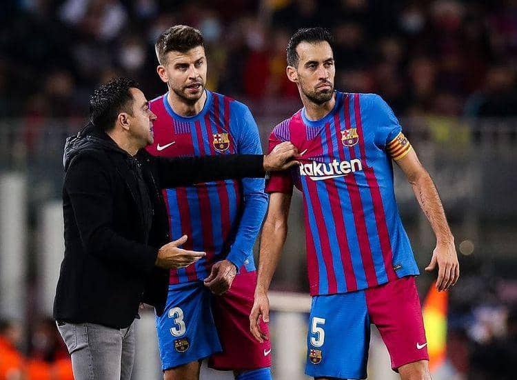 pemain Barcelona berbicara dengan pelatih Xavi Hernandez (instagram.com/fcbarcelona)