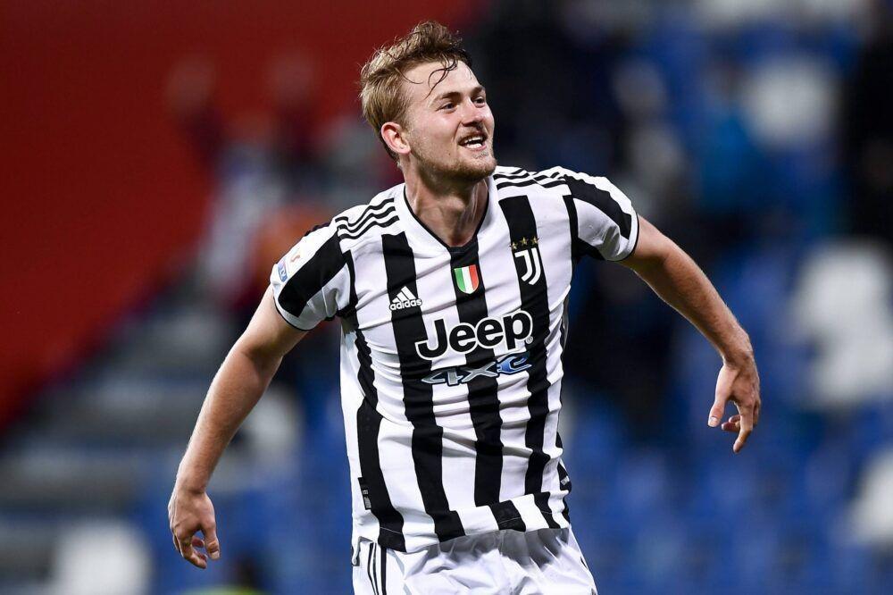 Matthijs de Light merupakan bek Juventus yang diincar banyak klub top Eropa. (footballexpress.in).