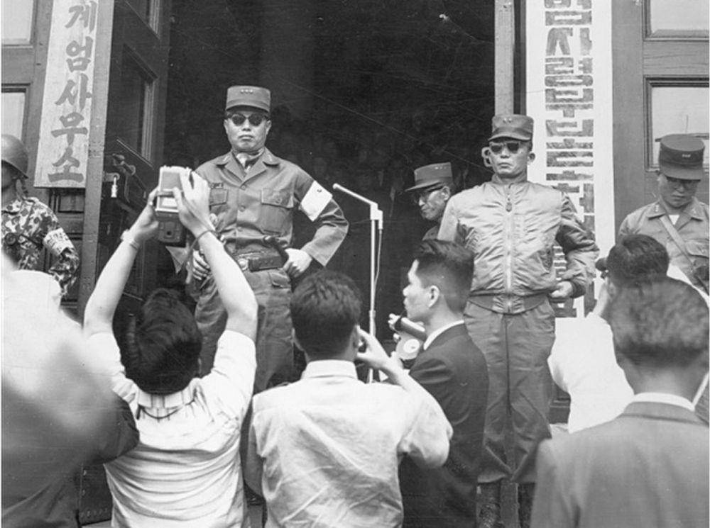 Ketua Komite Revolusi Militer Jang Do Yeong (kiri) dan Wakil Ketua Park Chung Hee (kanan) saat junta militer pada 16 Mei 1961. (commons.wikimedia.org/Unknown Author)