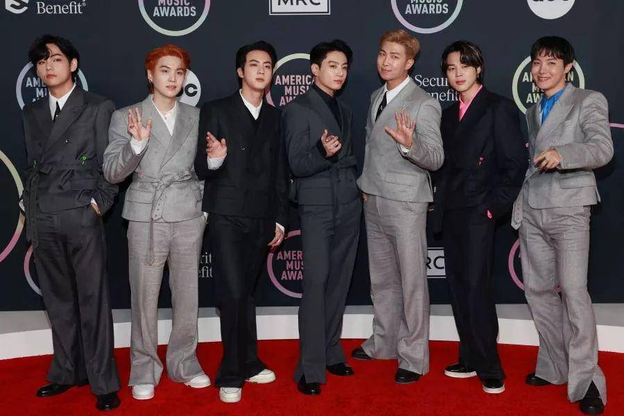 BTS di red carpet American Music Awards 2021 (soompi.com)