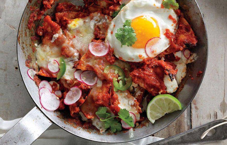ilustrasi chilaquiles with fried eggs (www.bonappetit.com/Romulo Yanes)