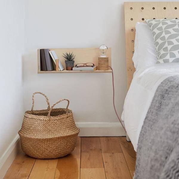 Rak dinding kayu di kamar tidur. (kreisdesign.com)