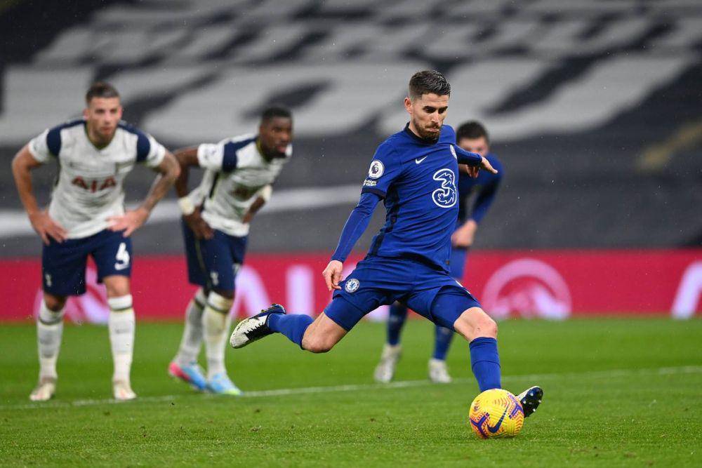 Jorginho mengeksekusi penalti untuk Chelsea di Premier League. (twitter.com/chelseafc_indo)