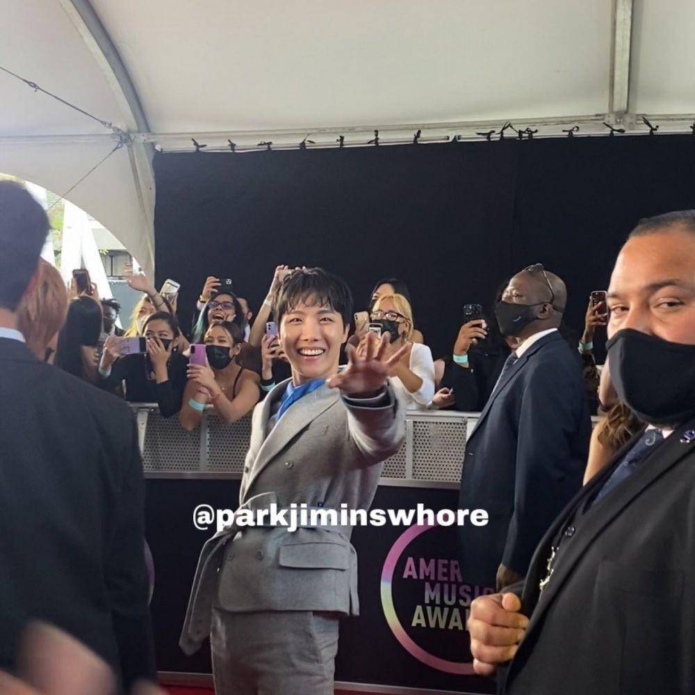 J-Hope BTS di Red Carpet AMA (twitter.com/parkjiminswhore))