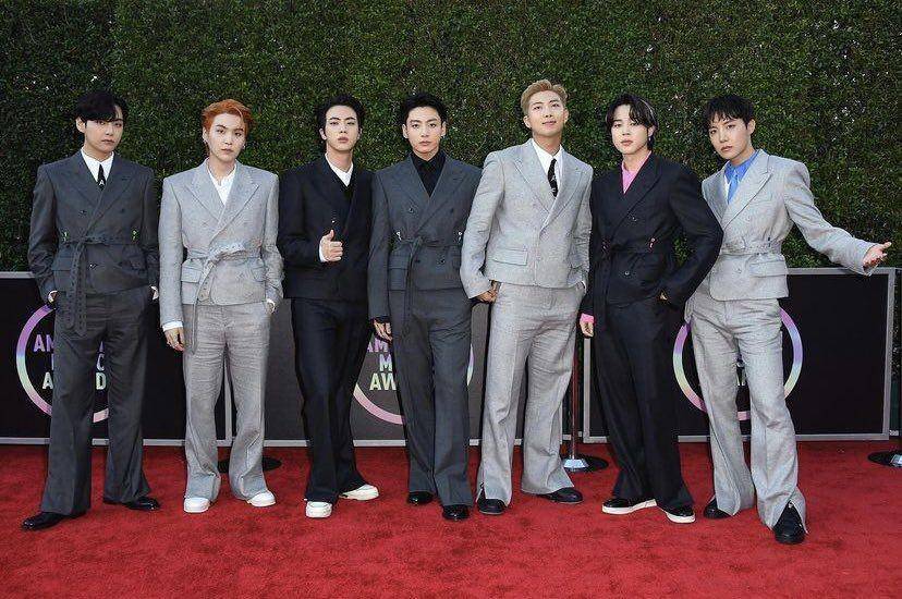 BTS di Red Carpet AMA (twitter.com/charts_k)
