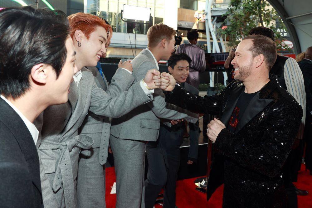 BTS dan New Kids On The Block di Red Carpet AMA (twitter.com/extratv)