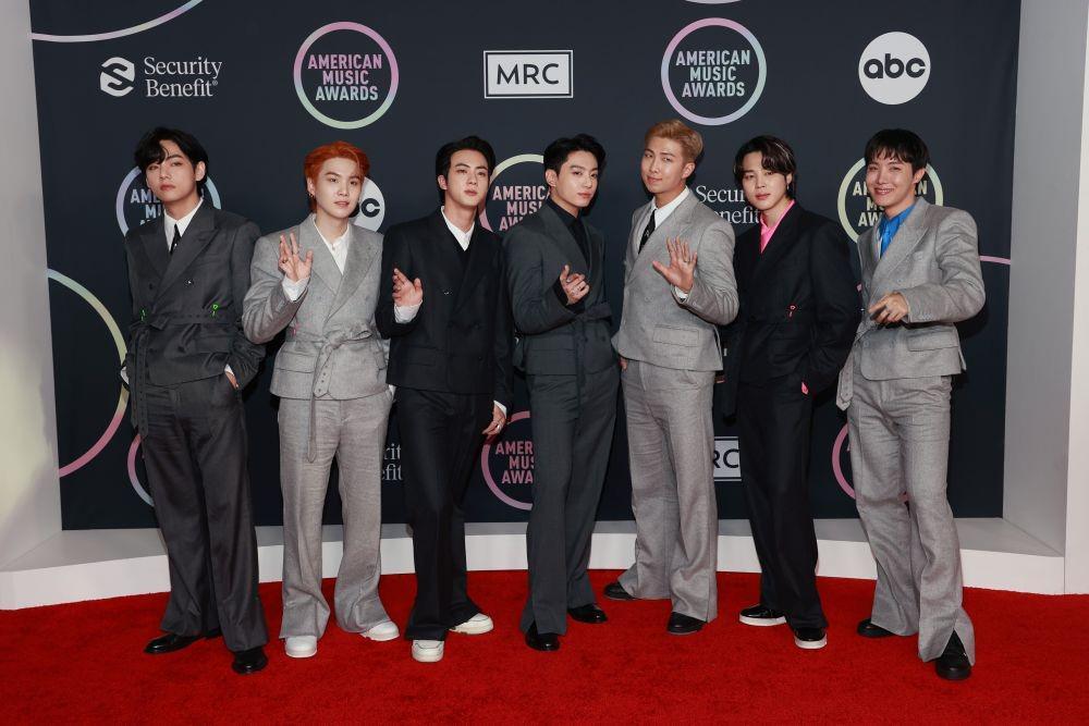 10 Potret Menawan BTS di Red Carpet American Music Awards 2021