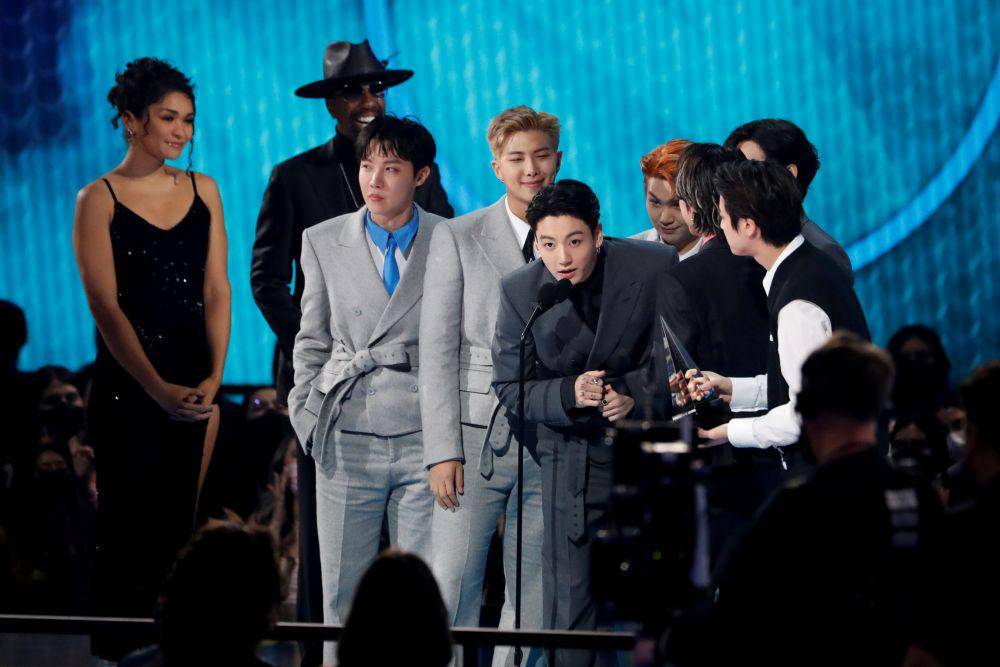 Jungkook menyampaikan speech di AMAs. (twitter.com/Kpop_Herald)