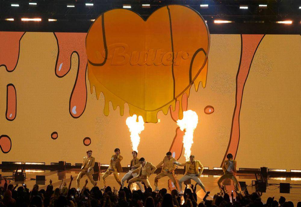 BTS menampilkan "Butter" di AMAs 2021. (twitter.com/Kpop_Herald)