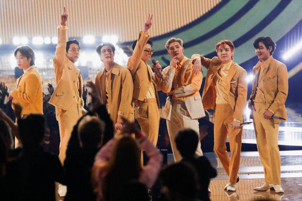 BTS menampilkan "Butter" di AMAs 2021. (twitter.com/Kpop_Herald)