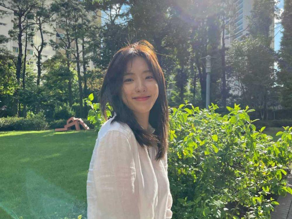 12 Inspirasi Padu Padan Outfit Serba Putih ala Eunseo WJSN