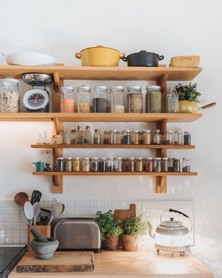 Rak dinding kayu di dapur. (91magazine.co.uk)