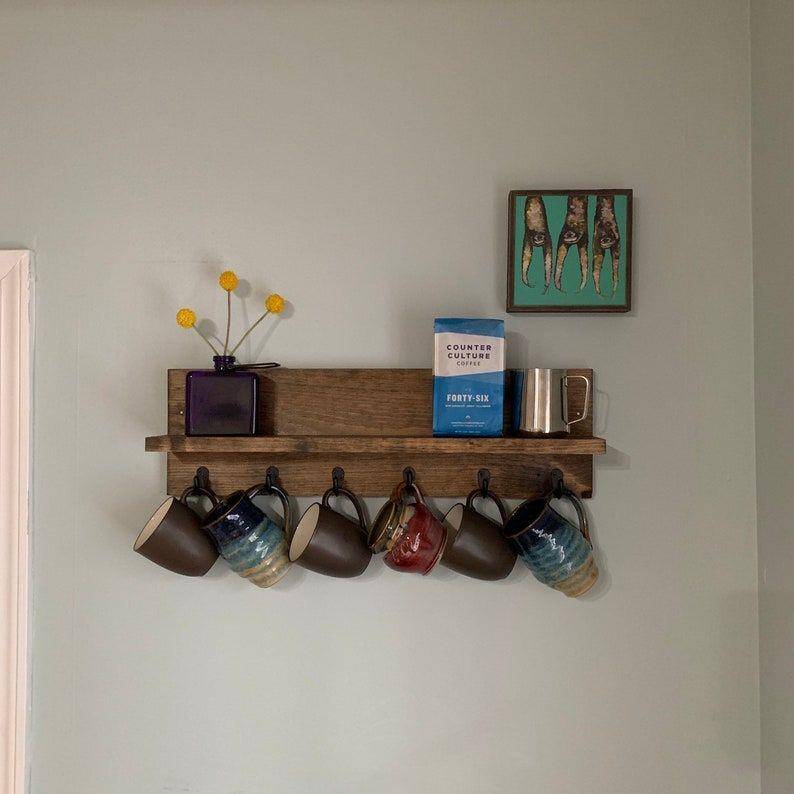 Rak dinding kayu di dapur. (etsy.com)