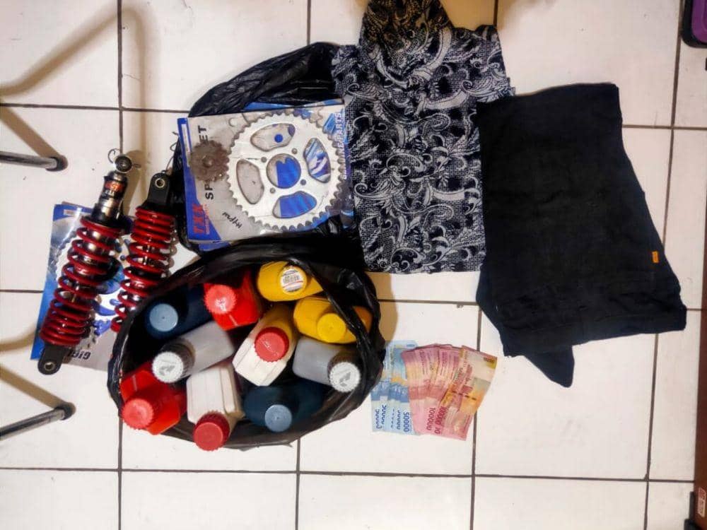 Satreskrim Polres Pringsewu menangkap HI (42), satu dari dua pelaku spesialis penipuan memperdayai korban hingga puluhan juta rupiah. (IDN Times/Istimewa).
