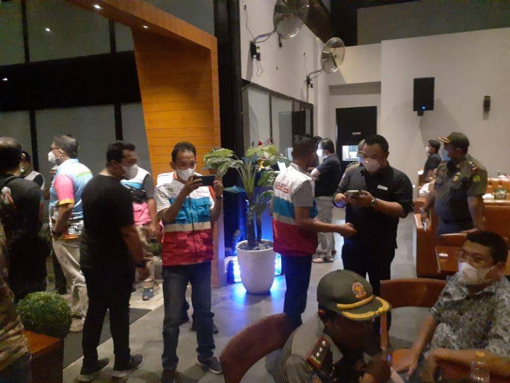 Pemko Medan lakukan penyegelan di salah satu restoran yang tak oernha daftarkan usahanya ke BPPRD Medan (Dok. Istimewa)