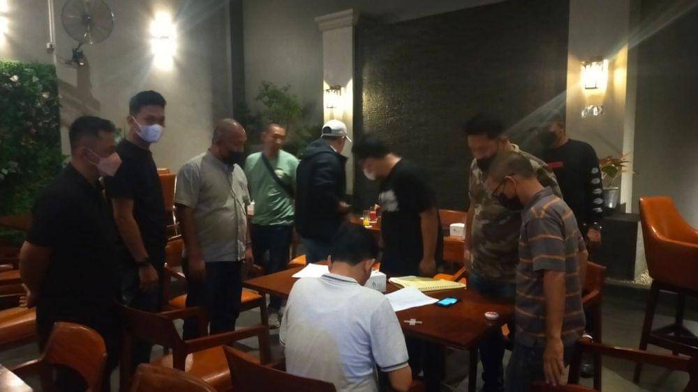 Pemko Medan lakukan penyegelan di salah satu restoran yang tak oernha daftarkan usahanya ke BPPRD Medan (Dok. Istimewa)