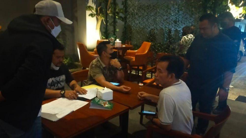 Pemko Medan lakukan penyegelan di salah satu restoran yang tak oernha daftarkan usahanya ke BPPRD Medan (Dok. Istimewa)