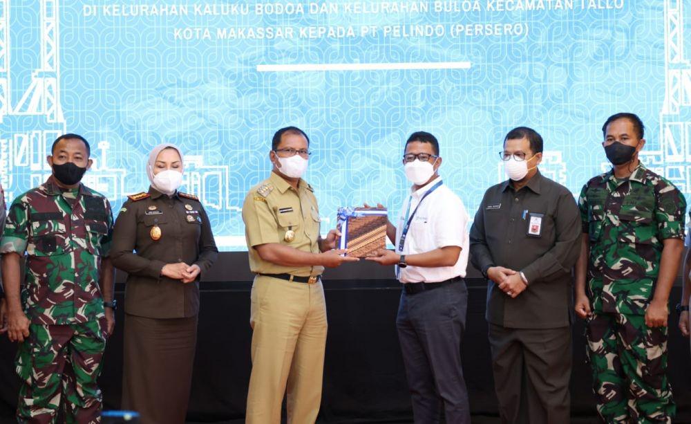 Danny Serahkan SK Penetapan Lokasi Tol Makassar New Port ke Pelindo