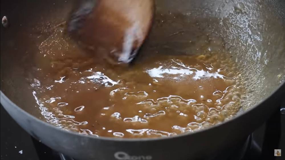 memasak saus kental nasi telur hongkong (youtube.com/Devina Hermawan)