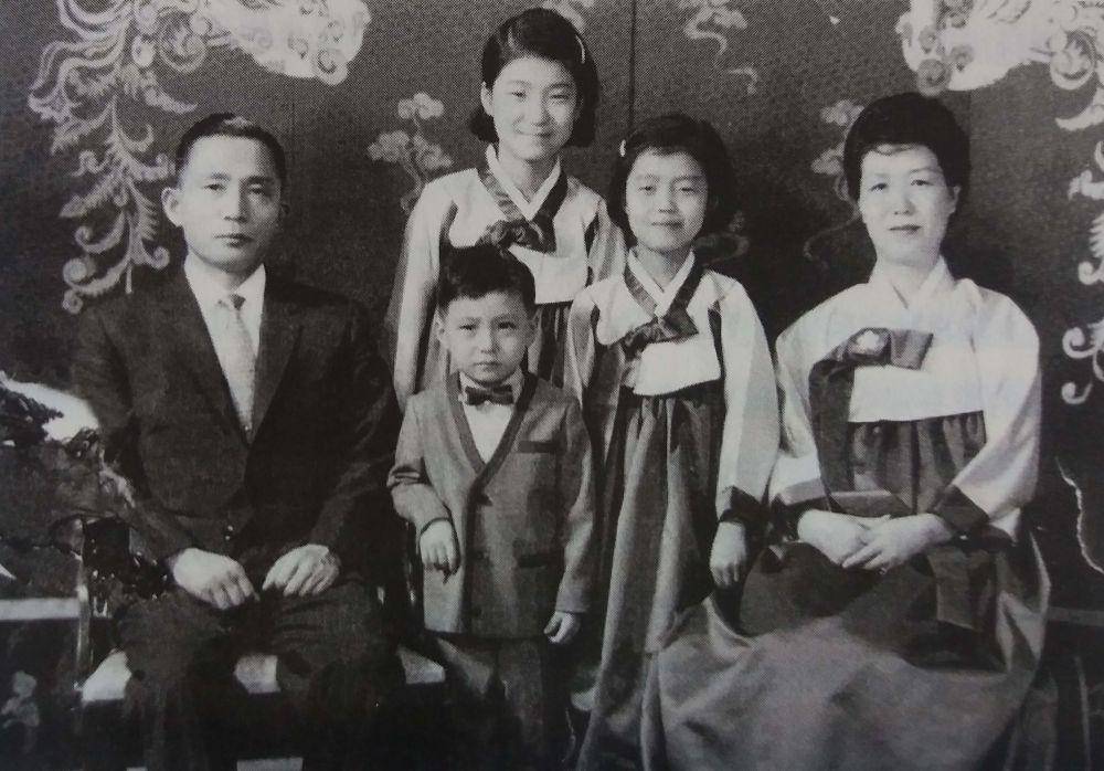 Park Chung Hee (kiri), Yuk Young Soo (kanan), dan ketiga anaknya (commons.wikimedia.org/Unknown Author)
