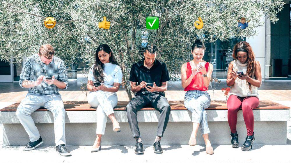 ilustrasi sibuk dengan smartphone (pexels.com/Kindel Media)
