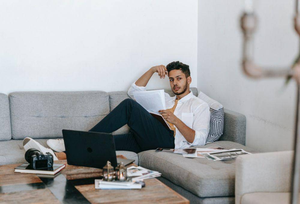 pria sedang menghafal (pexels.com/Michael Burrows)