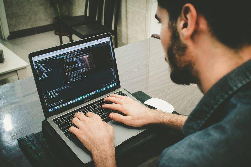 ilustrasi seseorang yang berada di depan laptop (unsplash.com/Danial Igdery)