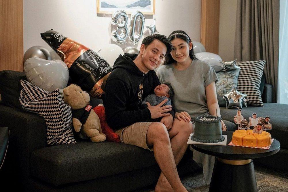 Sudah Dikaruniai Anak, 10 Potret Bahagia Keluarga Kecil Billy Davidson