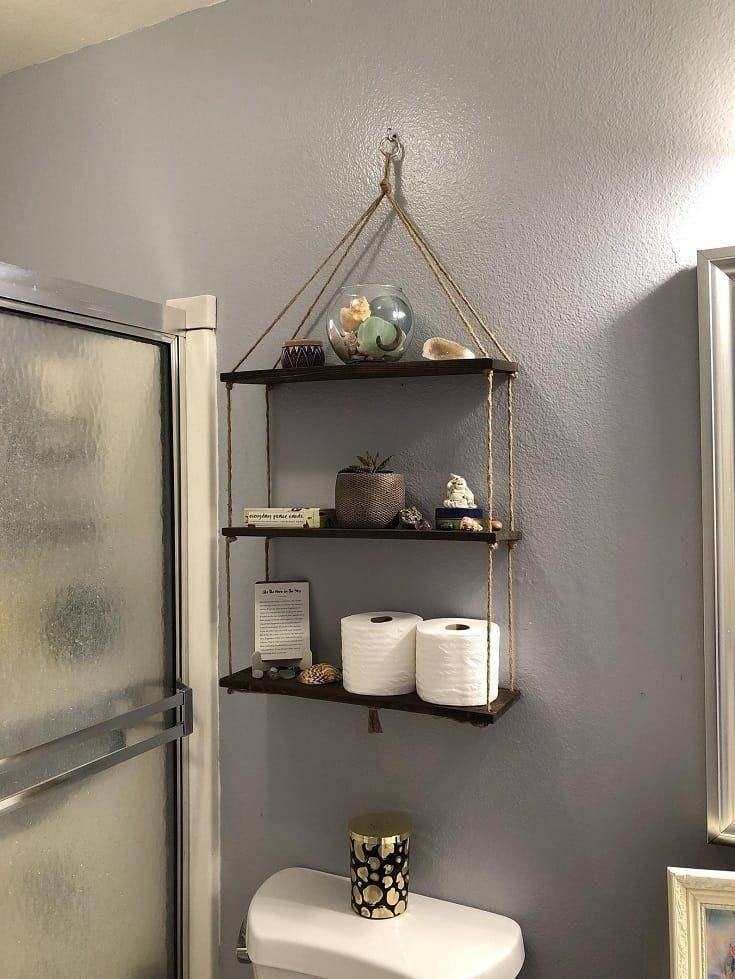 Rak dinding kayu di kamar mandi. (styleshared.com)