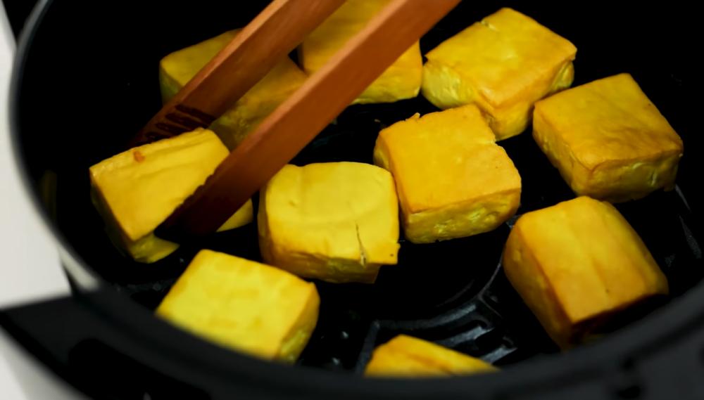 Proses memasak tahu dengan air fryer (youtube.com/Devina Hermawan)