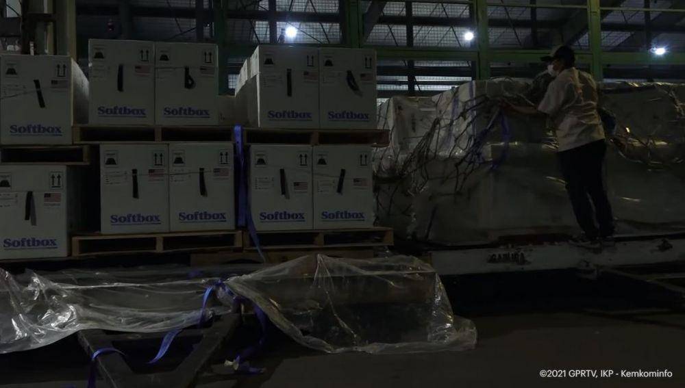 Indonesia kembali menerima kedatangan tiga tahap vaksin COVID-Pfizer yang tiba pada Sabtu-Senin (20-22/11). (Dok. Kemkominfo)