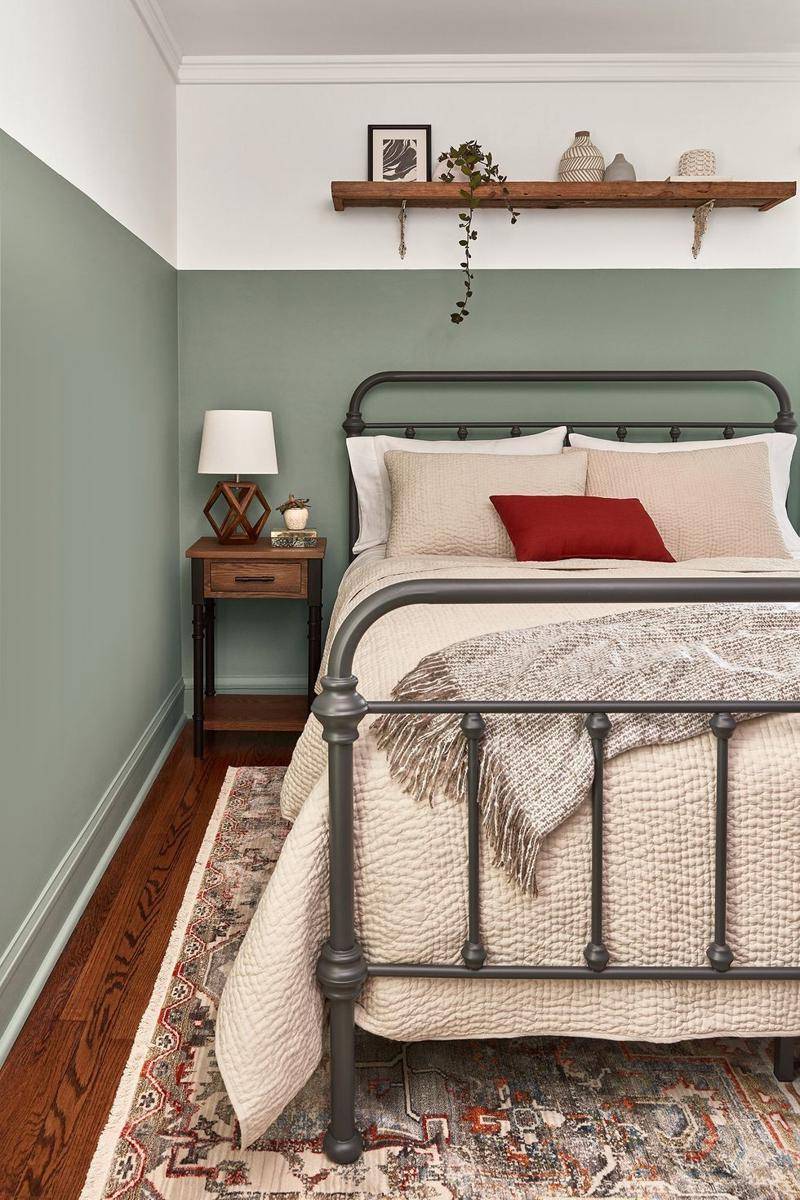 Rak dinding kayu di kamar tidur. (elledecor.com)