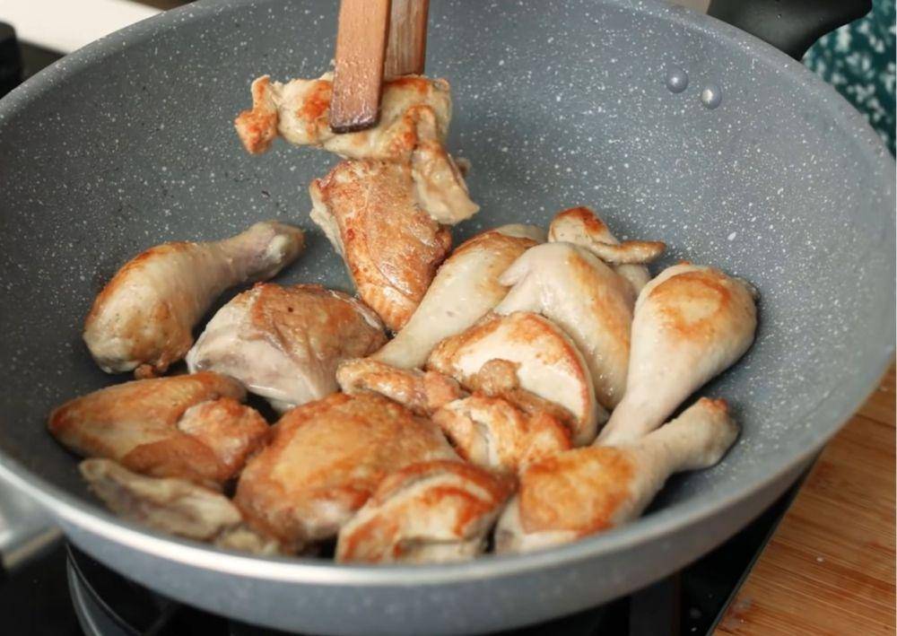 Ayam yang sedang di pan seared (youtube.com/Devina Hermawan)