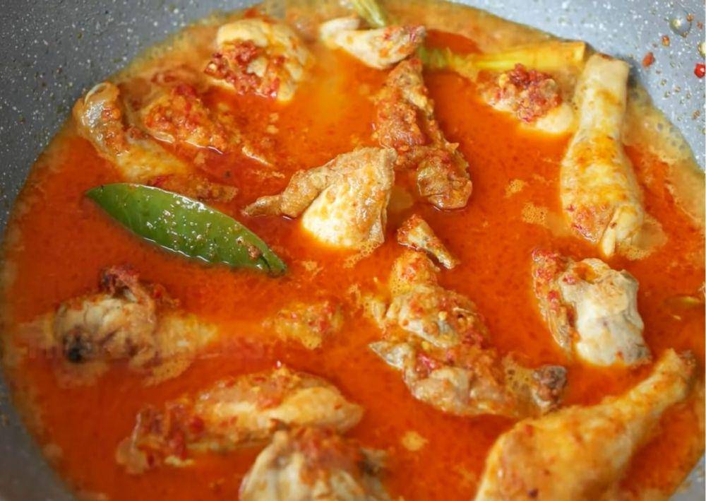 Proses memasak ayam dengan bumbu (youtube.com/Devina Hermawan)