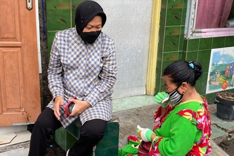 Mensos Risma Bantu Seorang Ibu Penari Topeng Dapatkan Pekerjaan dan Rumah Tinggal. (dok. Kemensos)