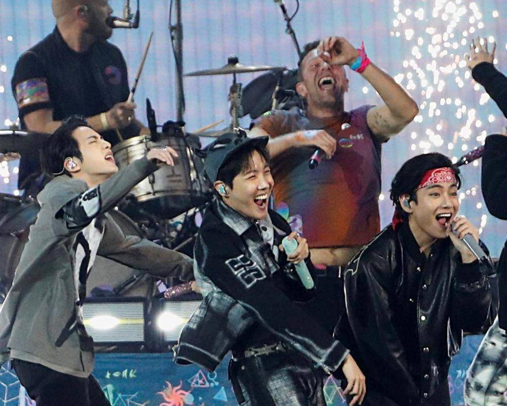 BTS tampil bersama Coldplay di AMAs 2021. (twitter.com/Kpop_Herald)