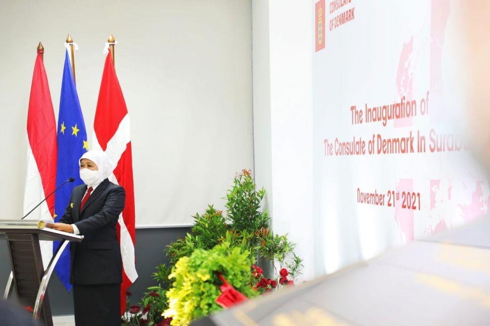 Gubernur Jatim, Khofifah Indar Parawansa saat hadiri peresmian Kantor Konsulat Denmark di Surabaya. Dok. Humas Pemprov Jatim.