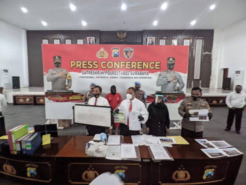 Konferensi pers kasus mafia tanah di Surabaya, Senin (22/11/2021). (dok. Istimewa)