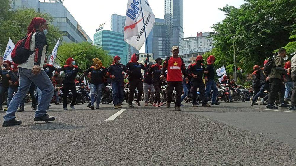 Aksi demonstrasi penolakan UMP Jatim 2022 di depan Gedung Negara Grahadi, Surabaya, Senin (22/11/2021). Dok. Ist.