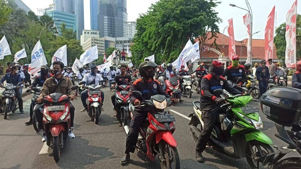 Aksi demonstrasi penolakan UMP Jatim 2022 di depan Gedung Negara Grahadi, Surabaya, Senin (22/11/2021). Dok. Ist.