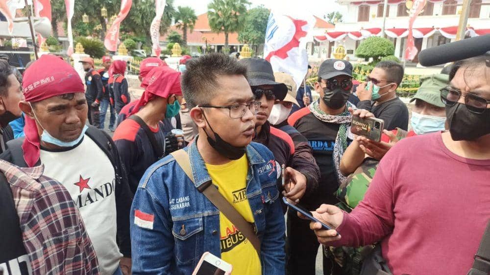 Aksi demonstrasi penolakan UMP Jatim 2022 di depan Gedung Negara Grahadi, Surabaya, Senin (22/11/2021). Dok. Ist.