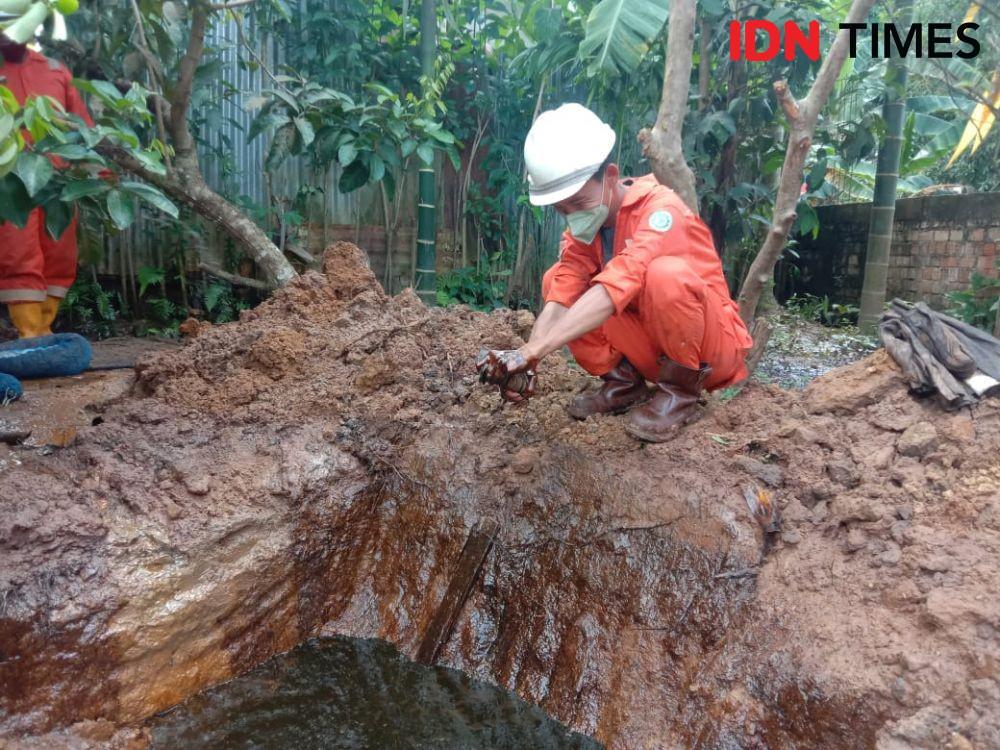Petugas dari Pertamina EP 1 Jambi saat melihat kondisi pipa bocor (IDN Times)