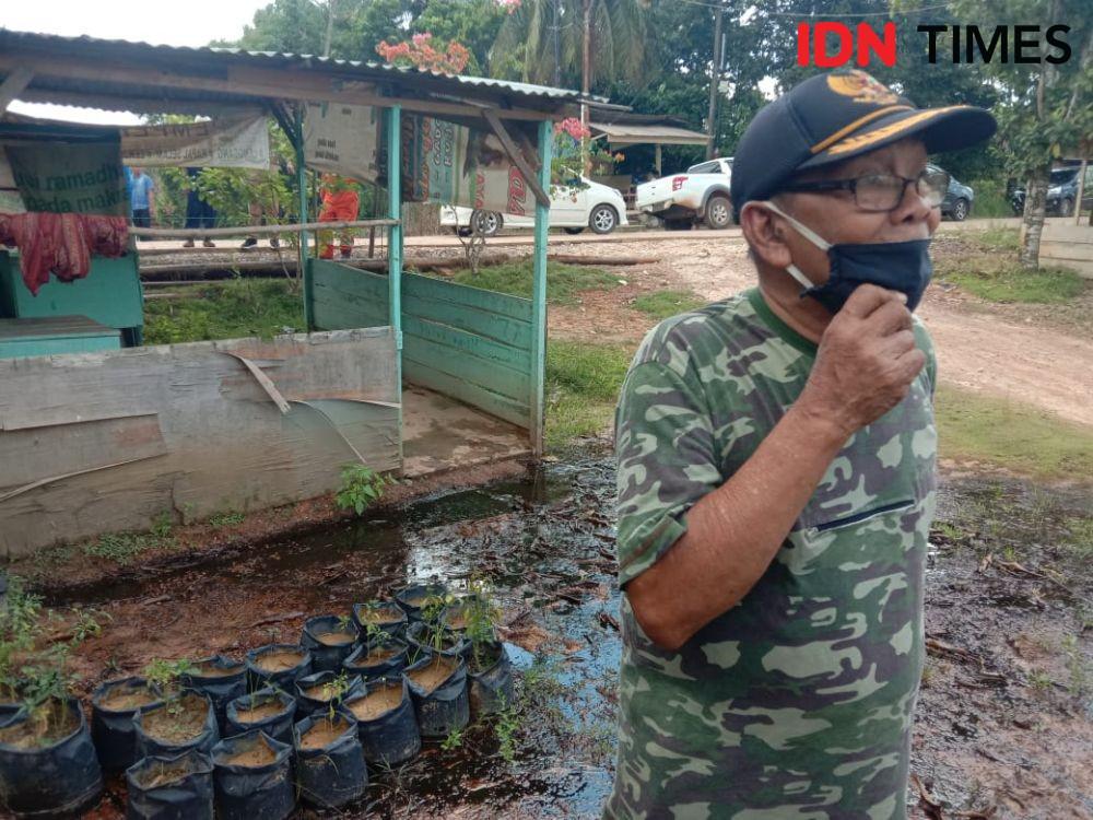 Warga merasa dirugikan dengan genangan minyak mentah yang mengotori rumah mereka. (IDN Times)