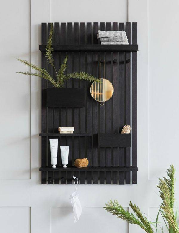 Rak dinding kayu di kamar mandi. (roseandgrey.co.uk)