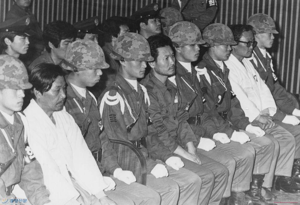 Kim Jae Kyu (dua dari kiri) Park Heung Joo (tengah) dan mantan penjaga keamanan Bada Intelijen Pusat Kim Tae Won (dua dari kanan) saat menunggu vonis di persidangan keenam pada tanggal 14 Desember 1979. (archives.kdemo.or.kr/Kyunghyang Shinmun)