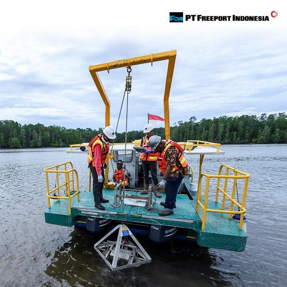 foto pekerja sedang dalam program pemantauan lingkungan (instagram.com/freeportindonesia)